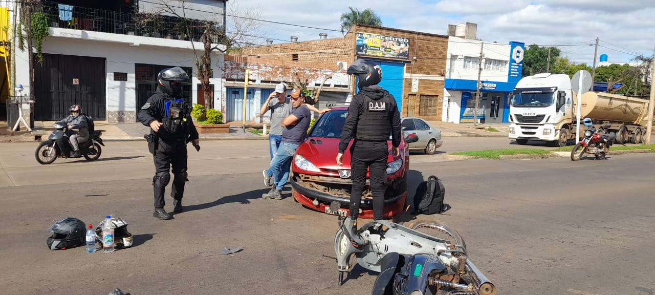 Dos personas resultaron heridas tras un choque entre moto y auto en Posadas - Imagen 2